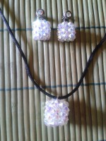 Conjunto de pendientes y colgante cubo de Swarovski